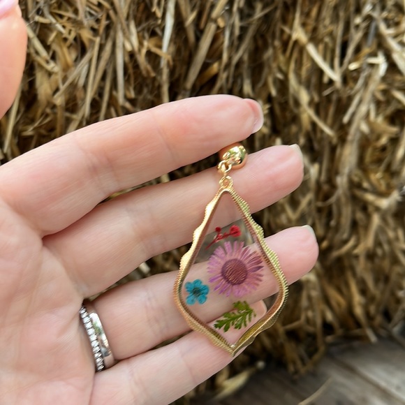 Handmade Real Pressed Dried Purple Flower Botanical Resin Earrings - Picture 11 of 15